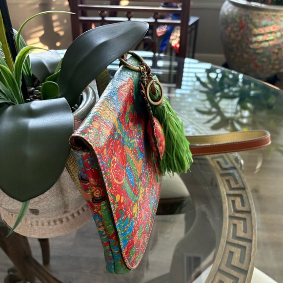 🩷💚PATRICIA NASH TROPICAL SUMMER PINEAPPLE LEATHER MESSENGER BAG!🩷💚 - Picture 3 of 8